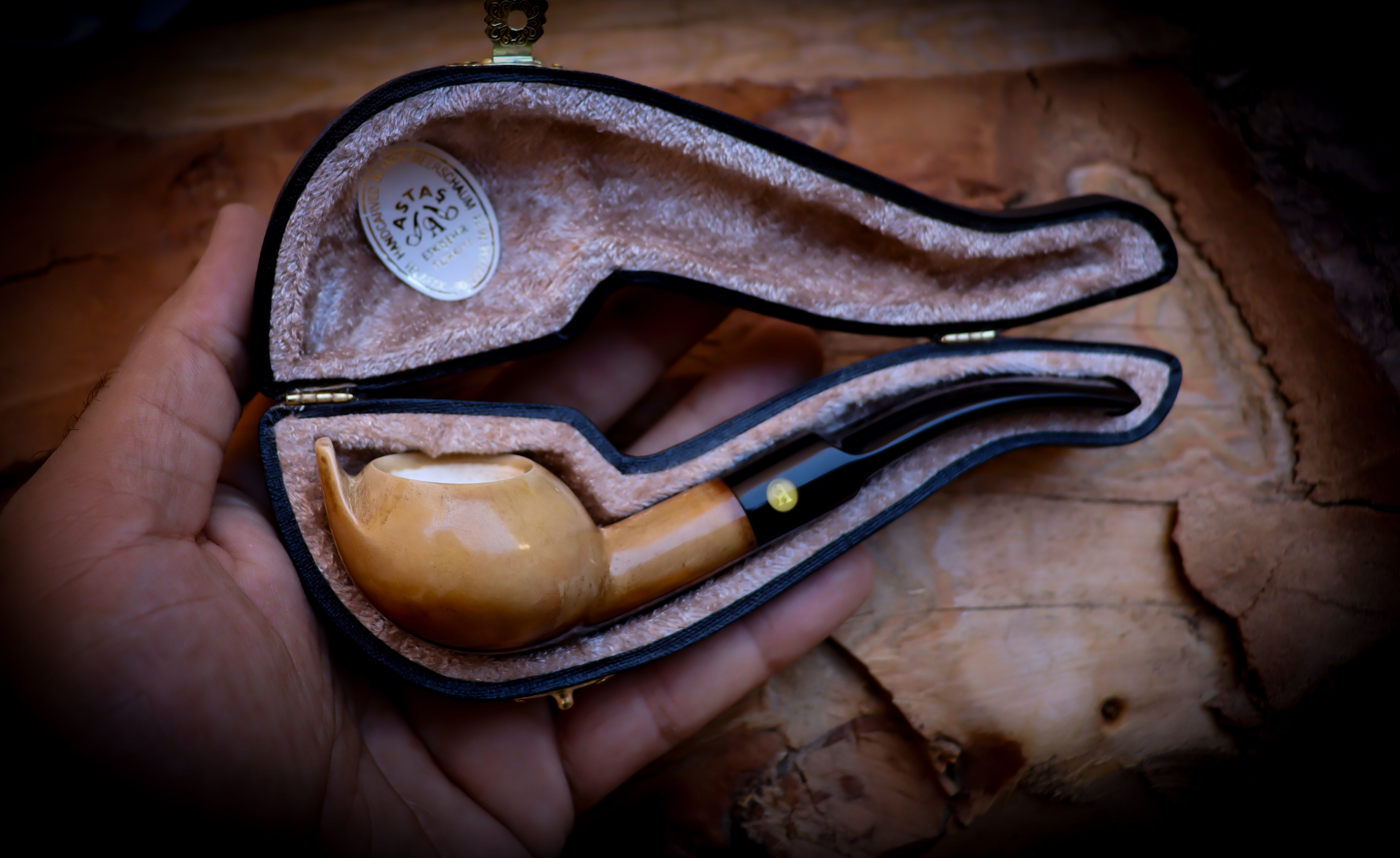 Lee Van Cleef, Calcined Smooth Special Handmade Squat Bulldog Meerschaum Pipe With Leather Box- Astaş Meerschaum