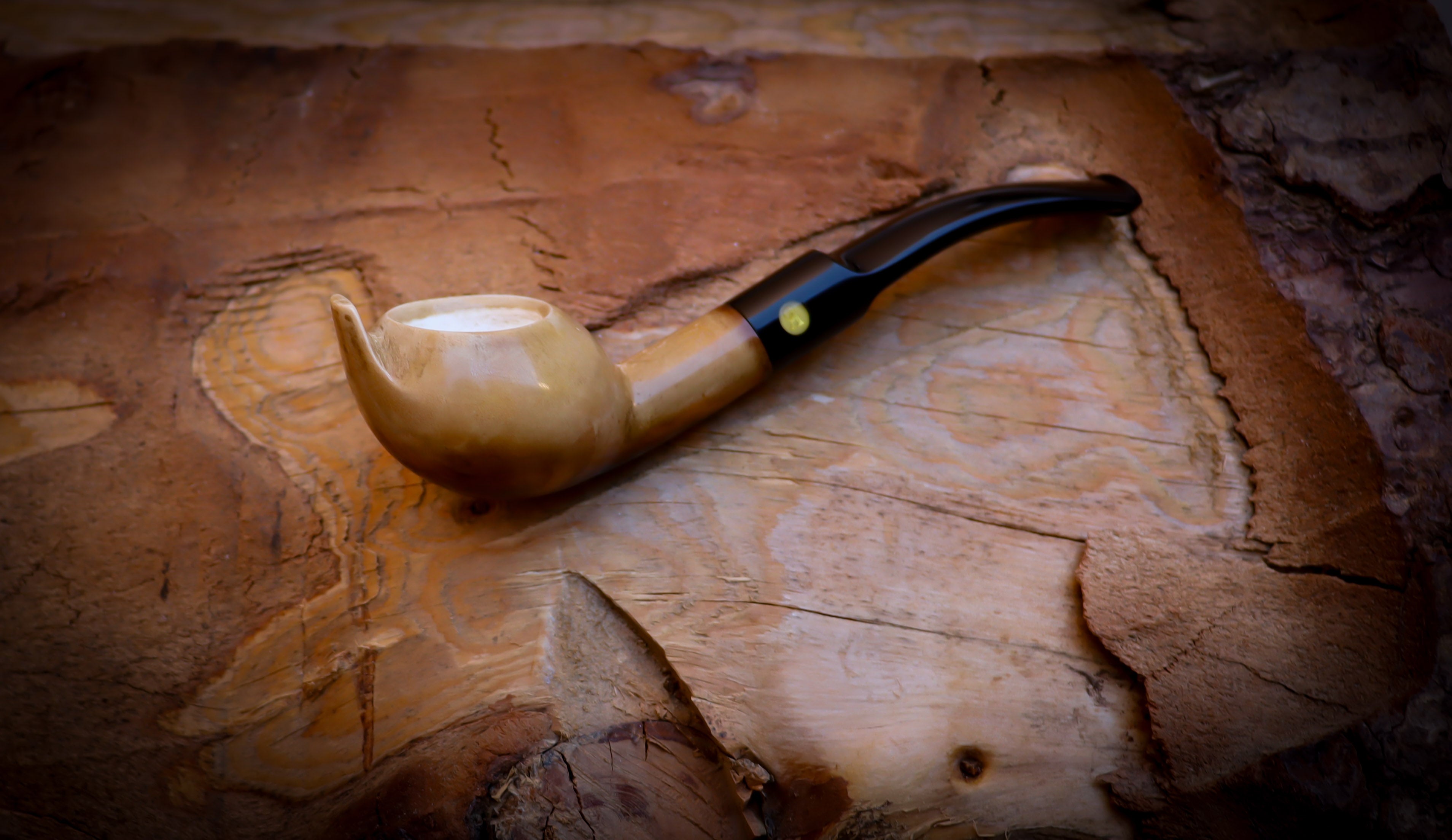 Lee Van Cleef, Calcined Smooth Special Handmade Squat Bulldog Meerschaum Pipe With Leather Box- Astaş Meerschaum