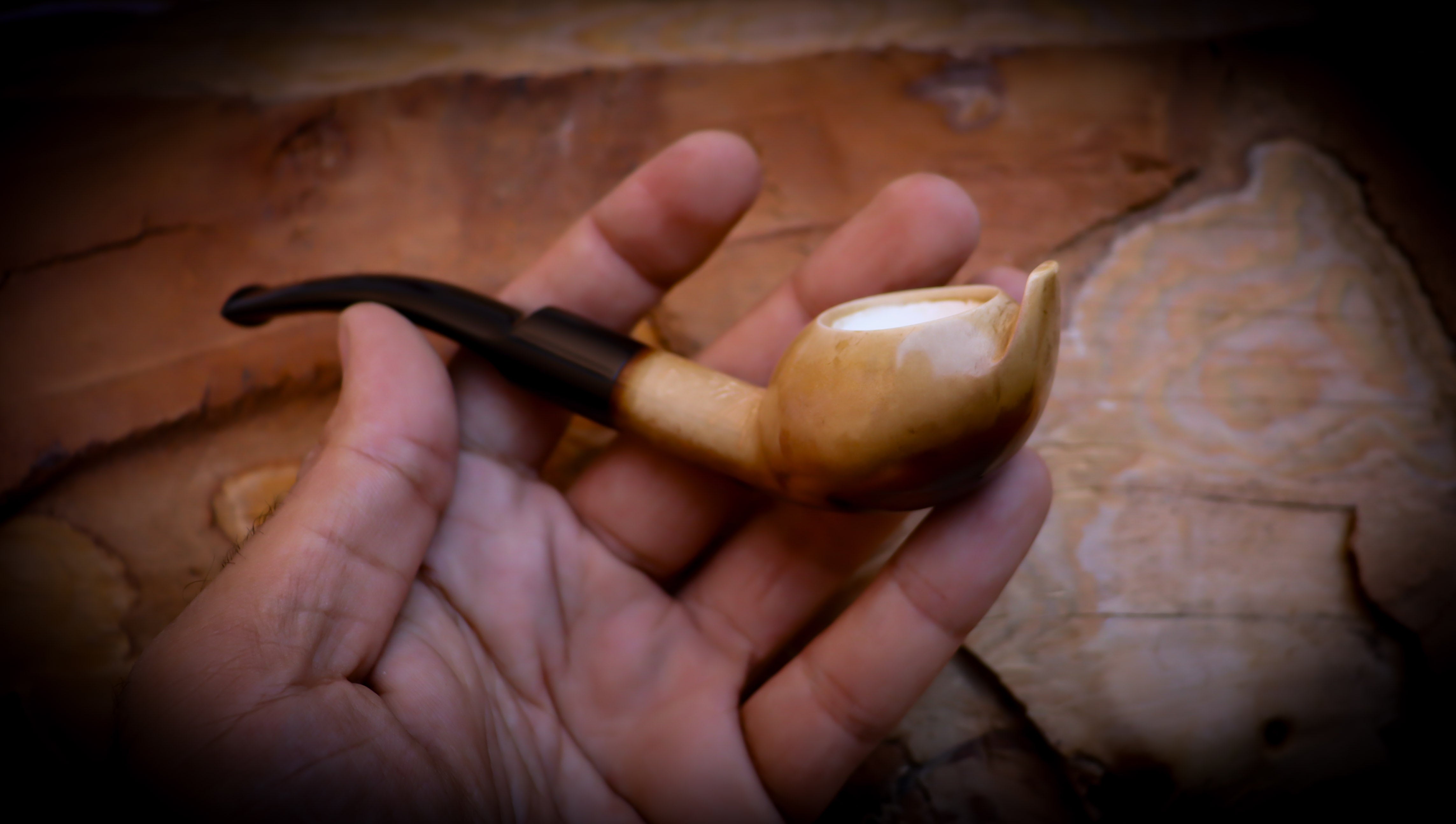 Lee Van Cleef, Calcined Smooth Special Handmade Squat Bulldog Meerschaum Pipe With Leather Box- Astaş Meerschaum