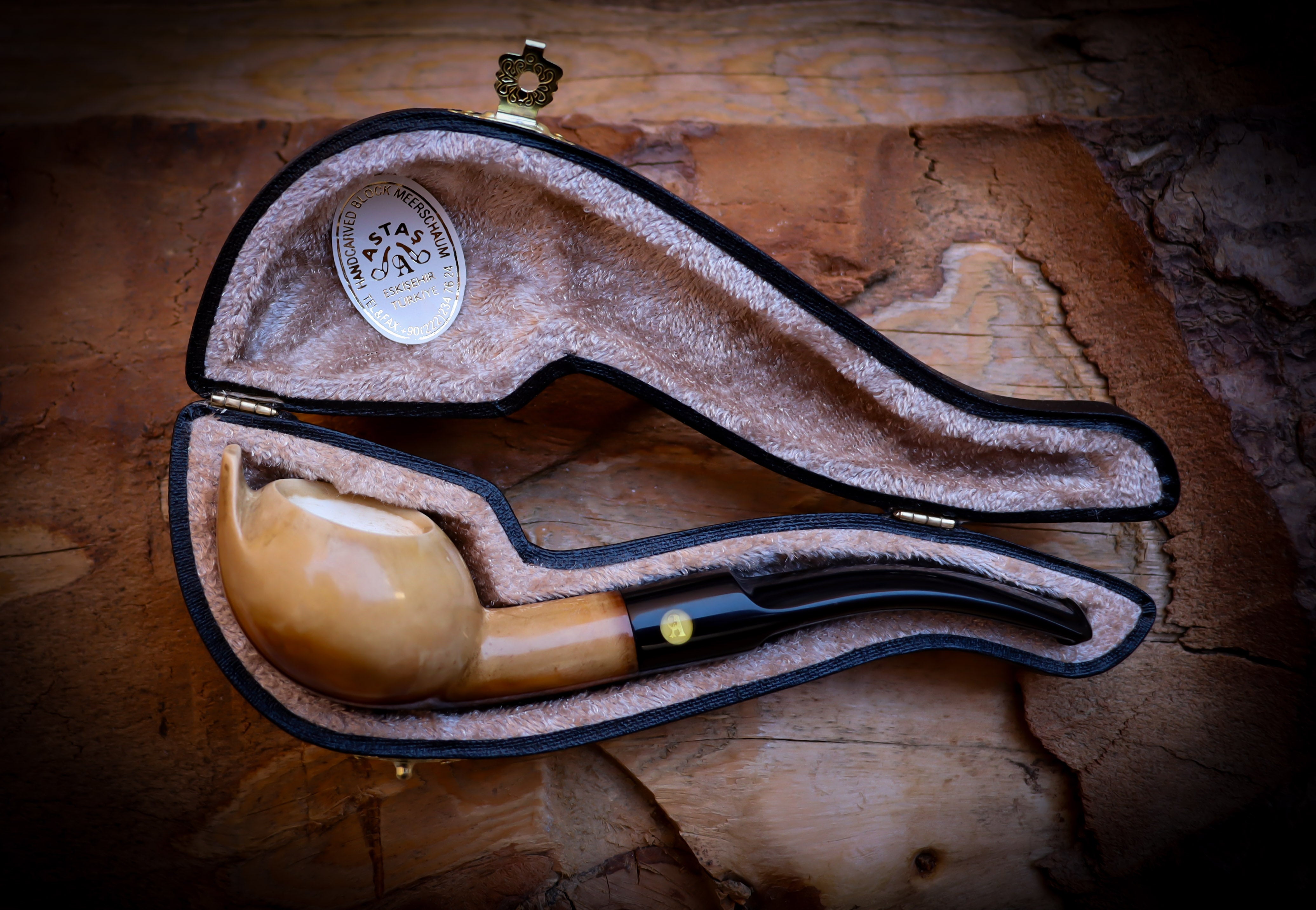 Lee Van Cleef, Calcined Smooth Special Handmade Squat Bulldog Meerschaum Pipe With Leather Box- Astaş Meerschaum