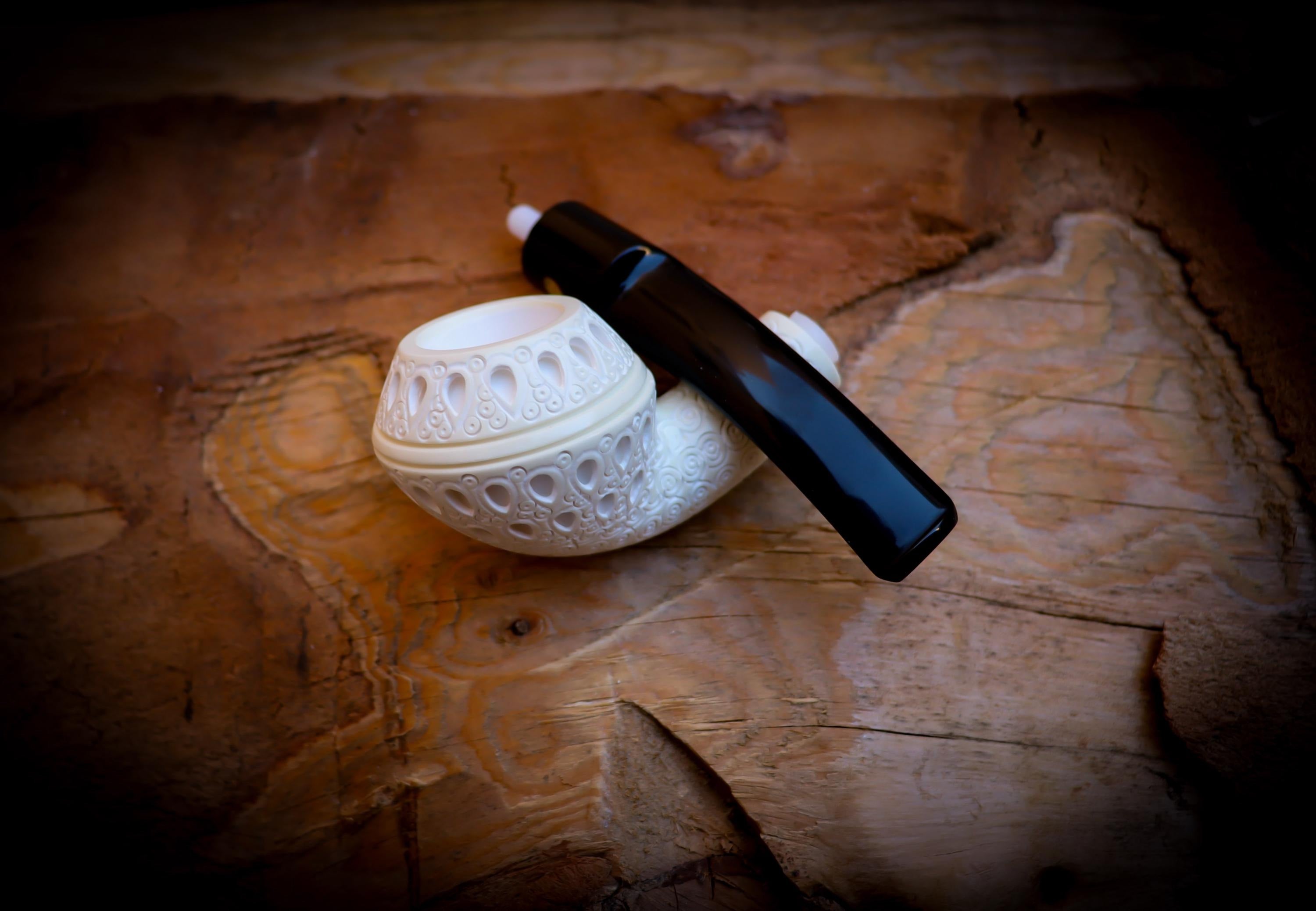 Rhodesian Meerschaum, Embriodered Special Handmade Squat Bulldog Meerschaum Pipe With Leather Box- Astaş Meerschaum